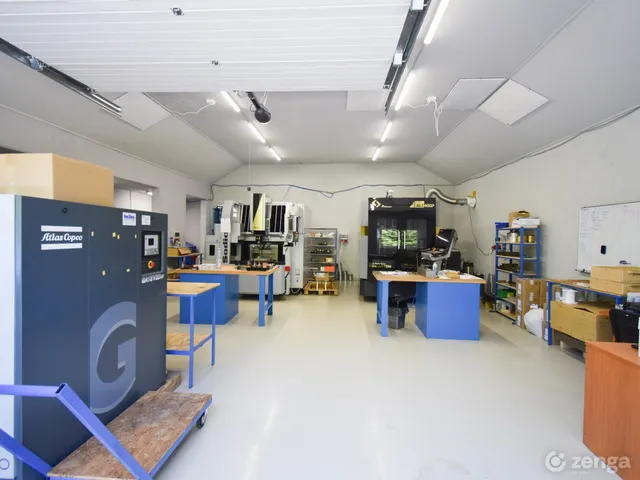 Kiadó kereskedelmi és ipari ingatlan Tát 220 nm