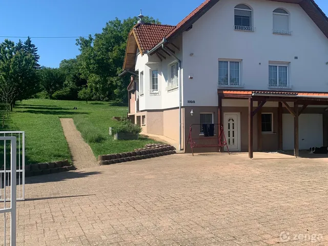 Eladó ház Pári 220 nm