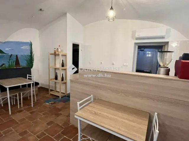 Eladó kereskedelmi és ipari ingatlan Szombathely 43 nm