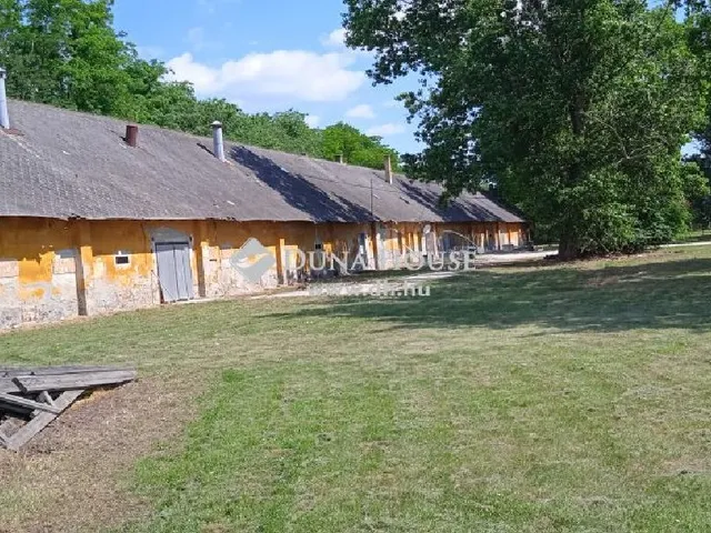 Eladó kereskedelmi és ipari ingatlan Bábolna 70026 nm