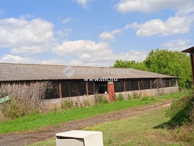 Eladó kereskedelmi és ipari ingatlan Bábolna 70026 nm