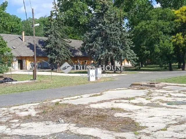 Eladó kereskedelmi és ipari ingatlan Bábolna 70026 nm