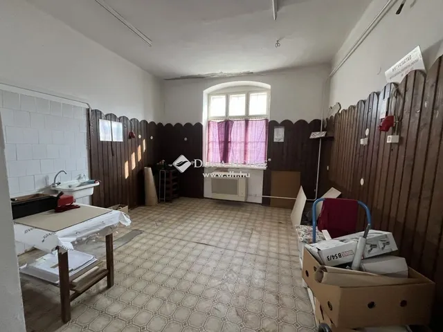 Eladó kereskedelmi és ipari ingatlan Gencsapáti 29 nm