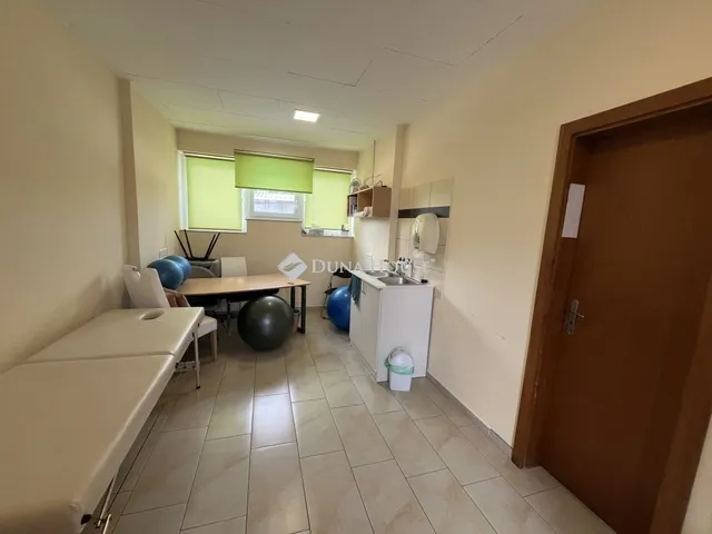 Eladó kereskedelmi és ipari ingatlan Szombathely, Oladi lakótelep 126 nm