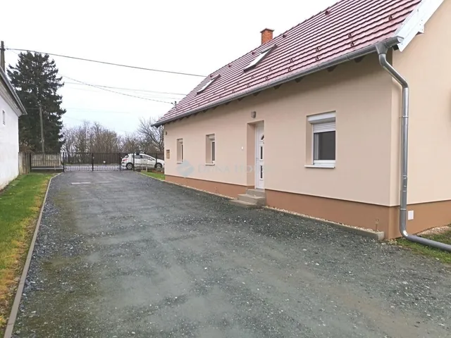 Eladó ház Püspökmolnári 102 nm