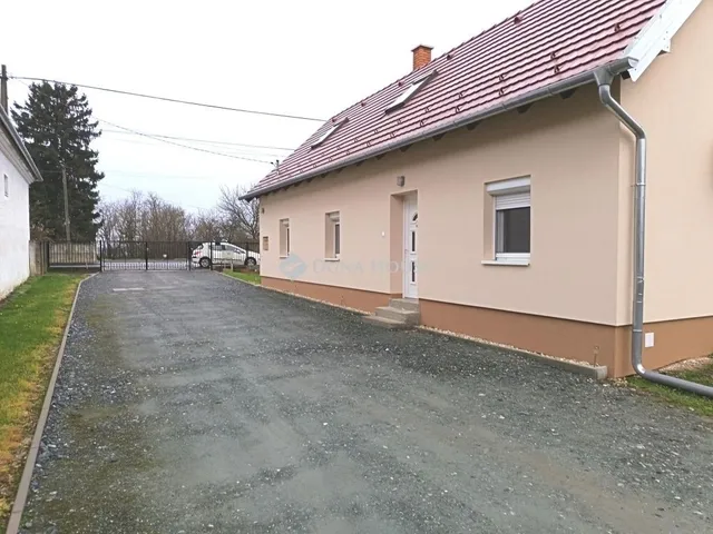 Eladó ház Püspökmolnári 102 nm