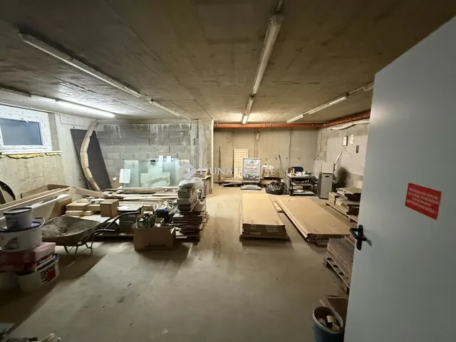 Eladó kereskedelmi és ipari ingatlan Szombathely, Kámon 188 nm