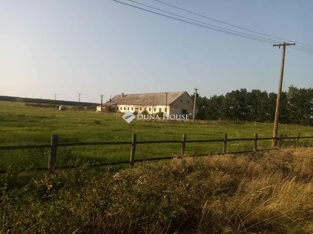 Eladó telek Und 38080 nm