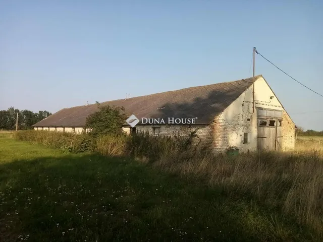 Eladó telek Und 38080 nm