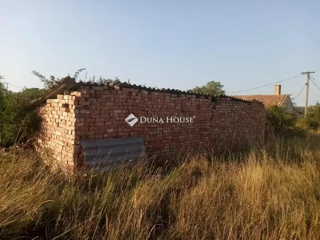 Eladó telek Und 38080 nm