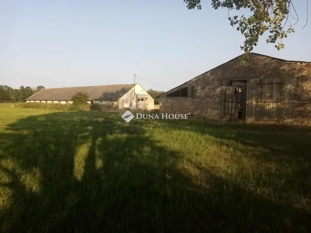 Eladó telek Und 38080 nm