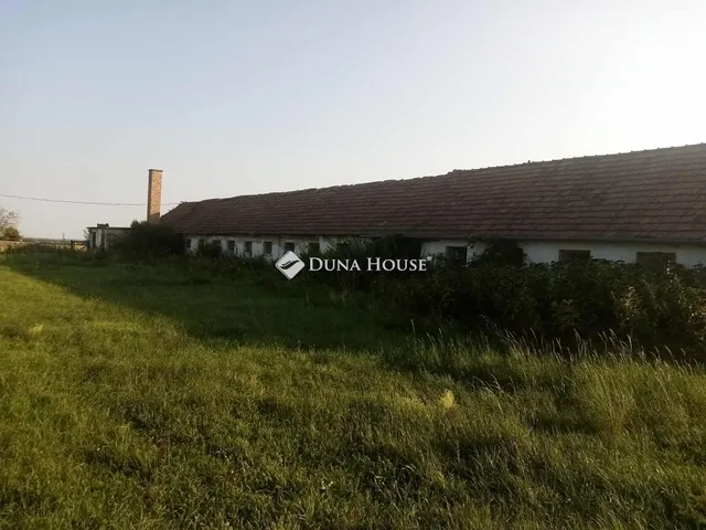 Eladó telek Und 38080 nm