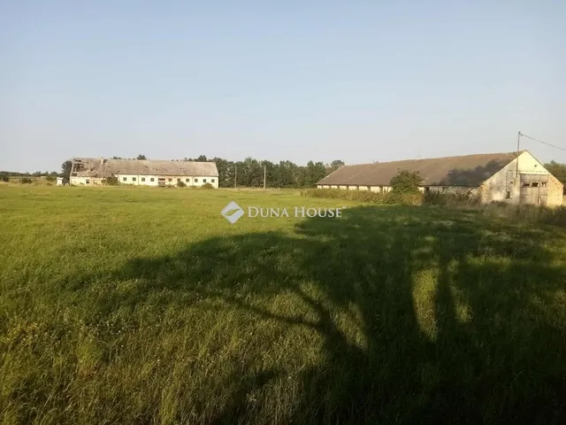 Eladó telek Und 38080 nm