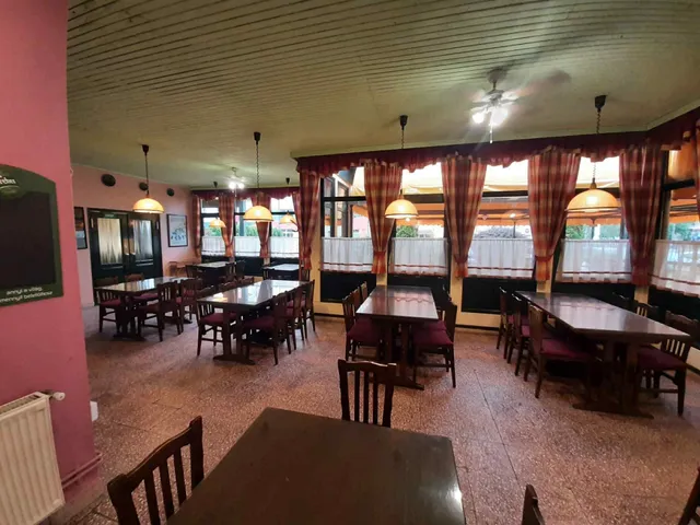 Eladó kereskedelmi és ipari ingatlan Komárom 440 nm