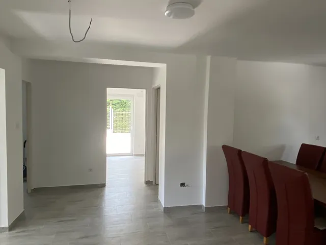 Kiadó ház Komárom 70 nm