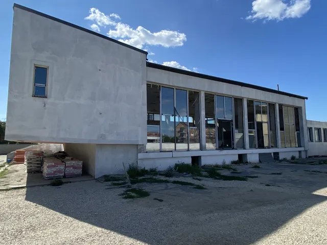 Eladó kereskedelmi és ipari ingatlan Komárom 610 nm