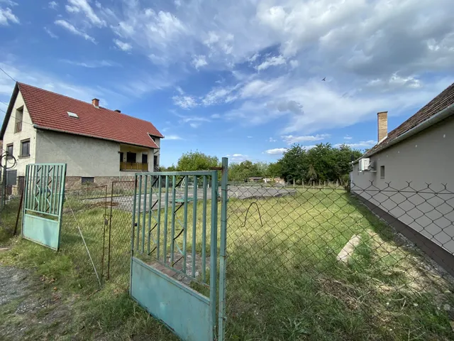 Eladó telek Naszály 885 nm