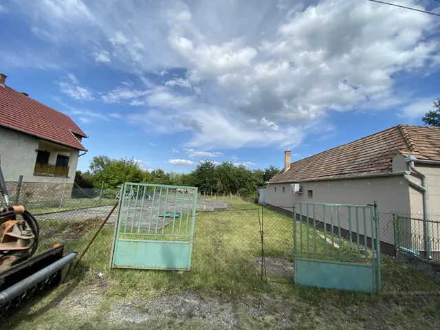 Eladó telek Naszály 885 nm