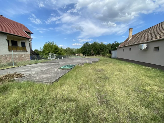 Eladó telek Naszály 885 nm