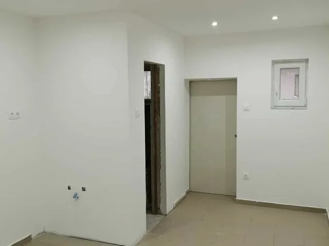 Eladó kereskedelmi és ipari ingatlan Komárom 30 nm