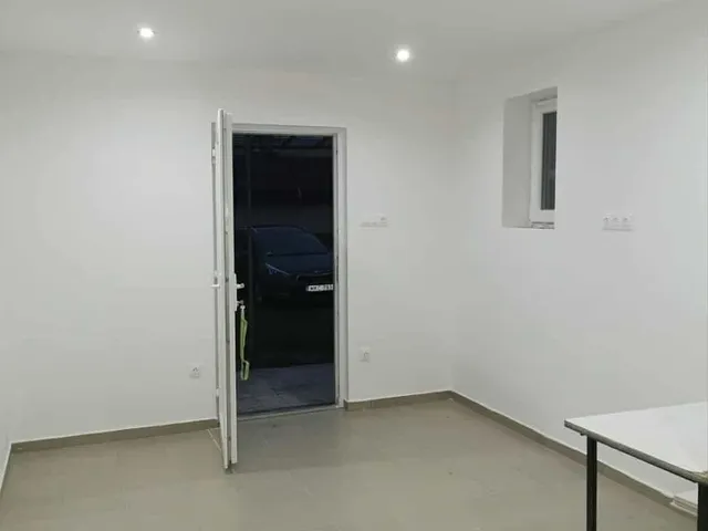 Eladó kereskedelmi és ipari ingatlan Komárom 30 nm