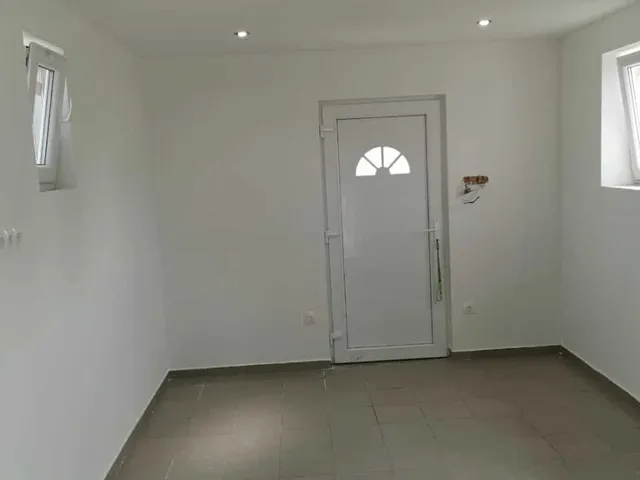 Eladó kereskedelmi és ipari ingatlan Komárom 30 nm