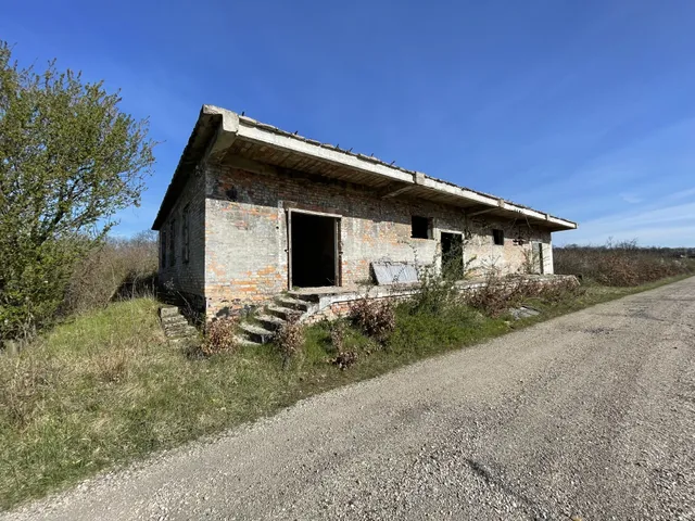 Eladó ház Szákszend 273 nm