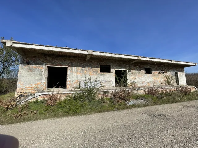 Eladó ház Szákszend 273 nm