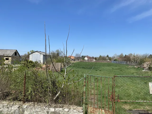 Eladó telek Komárom, Akácfa utca. 2200 nm