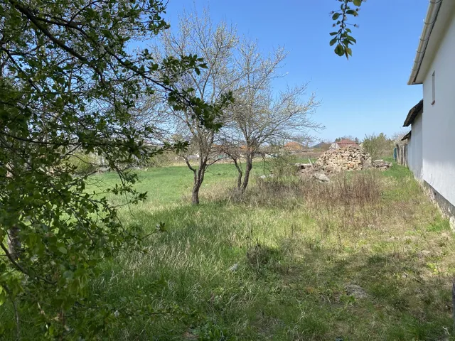 Eladó telek Komárom, Akácfa utca. 2200 nm