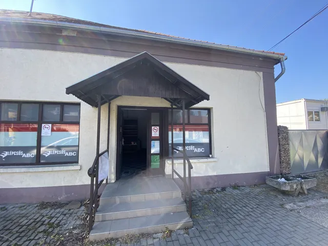 Kiadó kereskedelmi és ipari ingatlan Komárom 180 nm