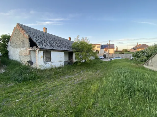 Eladó ház Ács, Gyóni Géza u. 80 nm