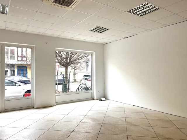 Kiadó kereskedelmi és ipari ingatlan Komárom 113 nm