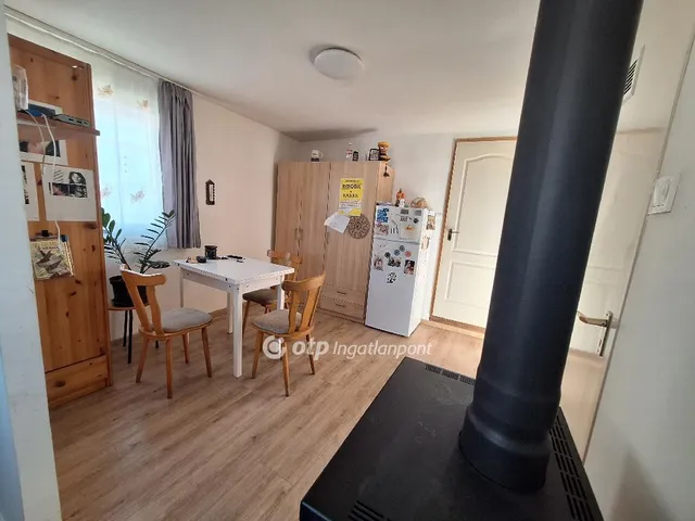 Eladó ház Lipót 32 nm