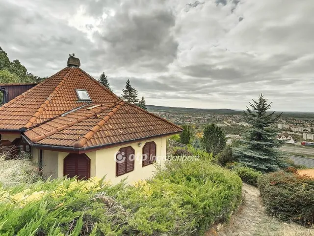 Eladó ház Tatabánya 280 nm