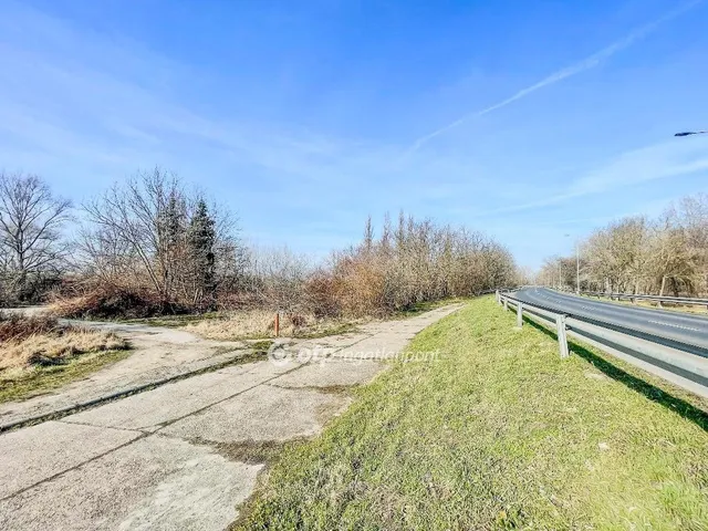 Eladó telek Győr 6100 nm