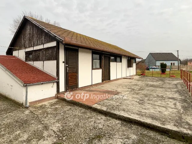Eladó ház Halászi 240 nm