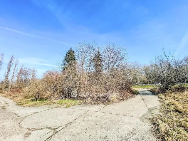 Eladó telek Győr 6100 nm