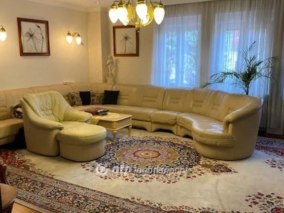 Eladó ház Győr, Nádorváros 385 nm