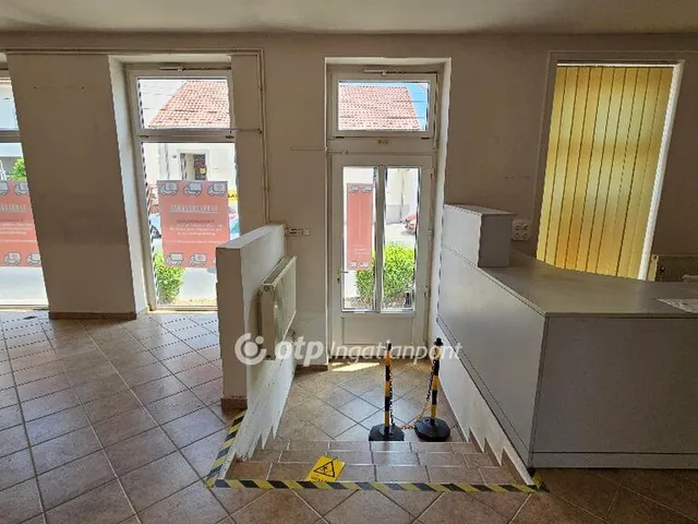 Eladó kereskedelmi és ipari ingatlan Győr, Szabadhegy 189 nm
