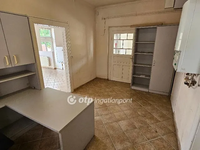 Eladó kereskedelmi és ipari ingatlan Győr, Szabadhegy 189 nm