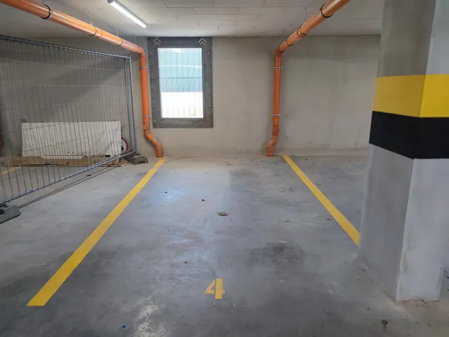 Eladó garázs Komárom 12 nm