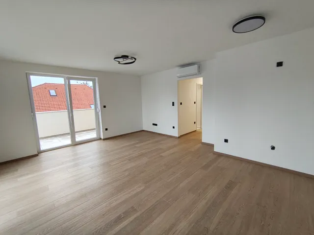 Eladó lakás Komárom, Vállalkozók útja 12 73 nm