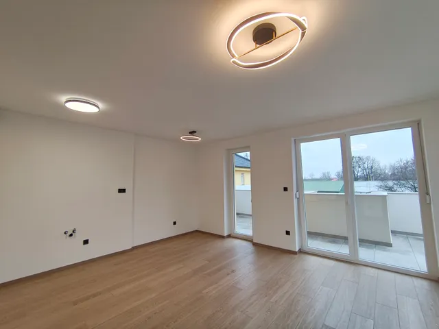 Eladó lakás Komárom, Vállalkozók útja 12 73 nm