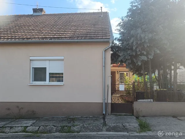 Eladó ház Komló, Újtelep 75 nm