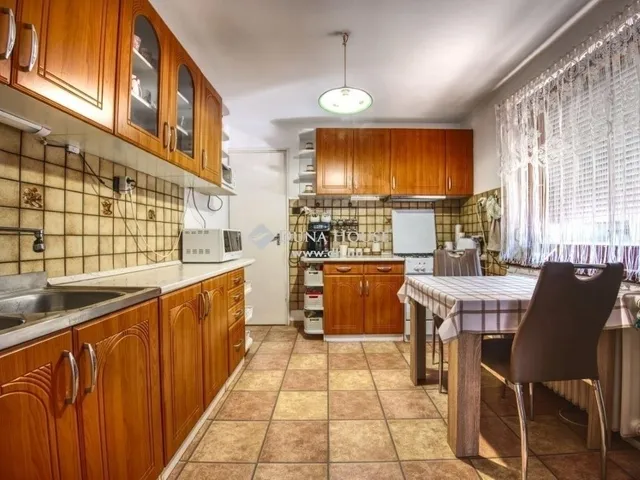 Eladó ház Sóskút 240 nm