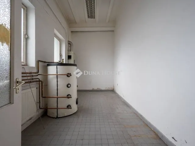 Eladó kereskedelmi és ipari ingatlan Budapest III. kerület 810 nm