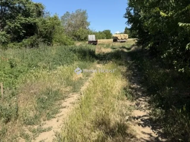 Eladó telek Tök 1176 nm