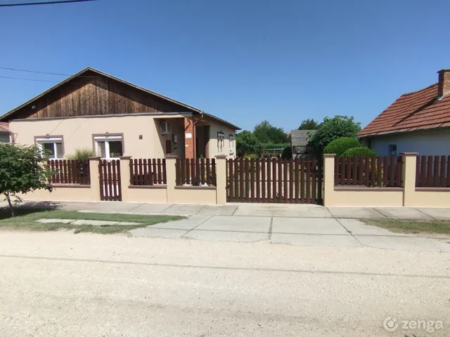 Eladó ház Rákóczifalva 165 nm