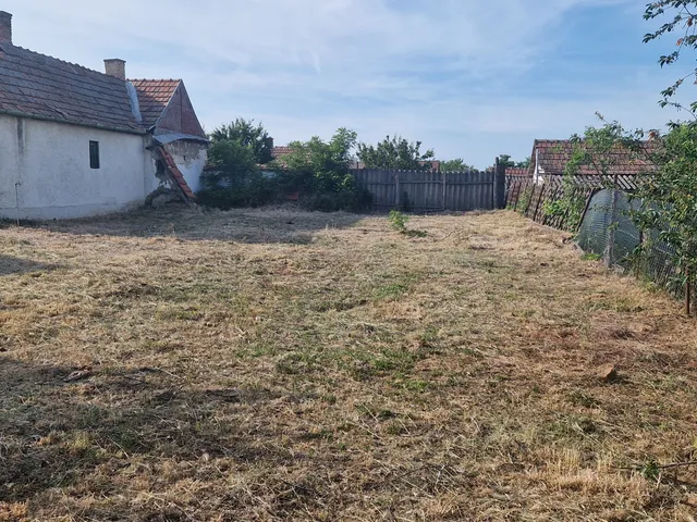 Eladó telek Mikepércs, Dózsa György u 50 372 nm